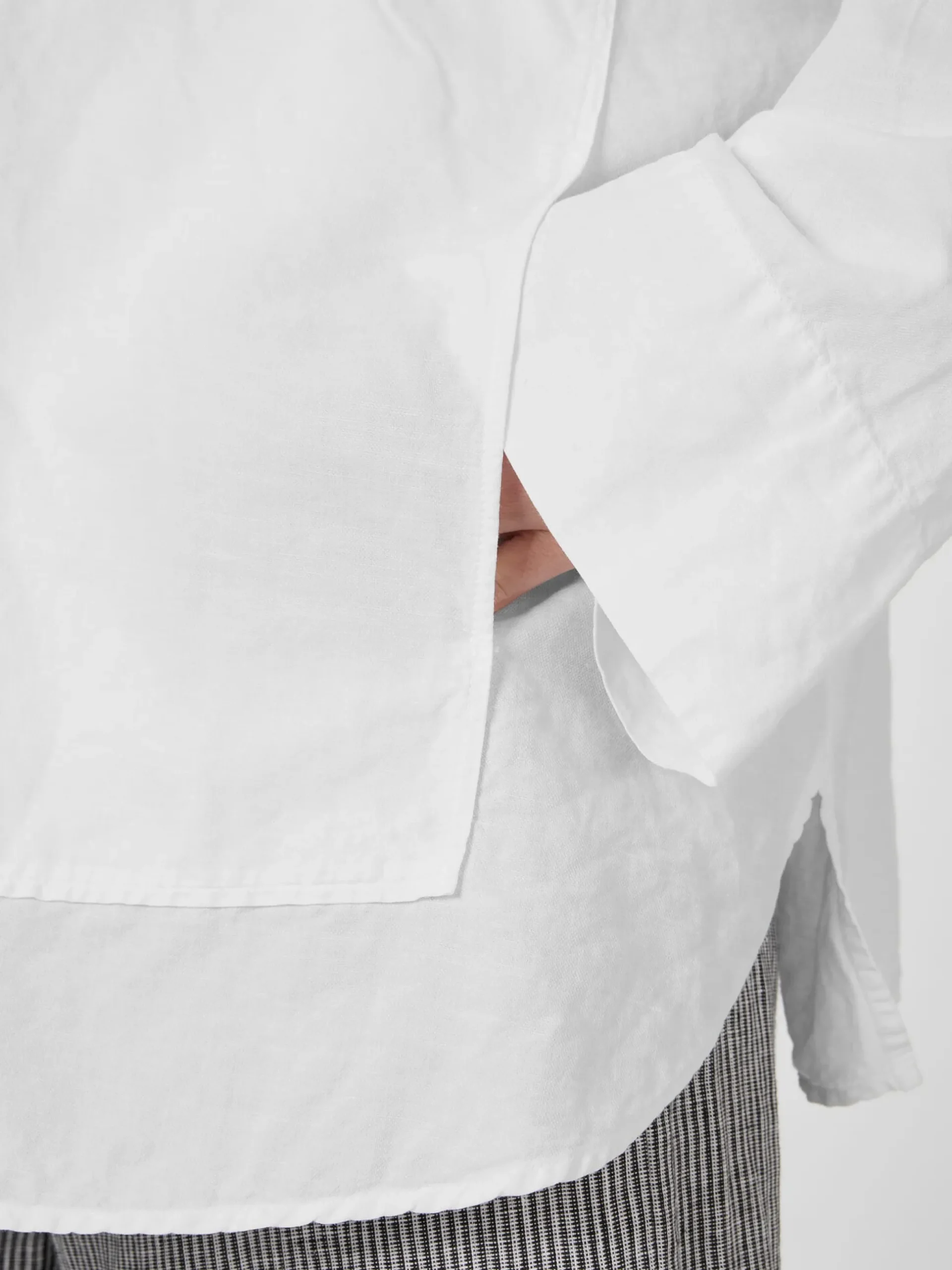 Damenbluse mit aufgesetzter Tasche