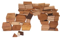 Holzbausteine Mauerspiel