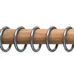 Vorhanggarnitur mit Holzstange